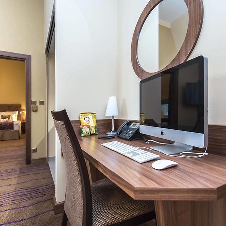 Merchants Crown Suites And Spa Прага Екстериор снимка A computer in a hotel room
