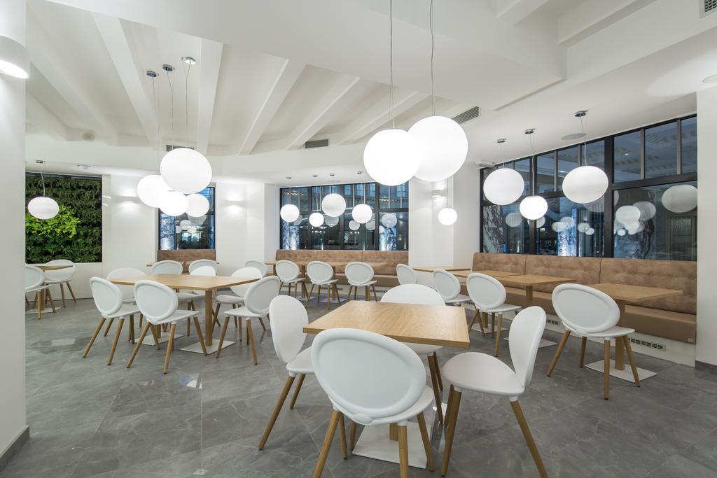 Merchants Crown Suites And Spa Прага Екстериор снимка The interior of the restaurant