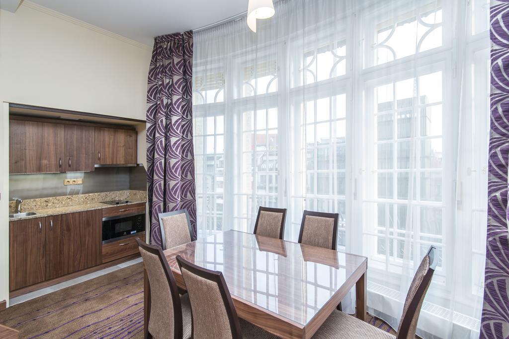 Merchants Crown Suites And Spa Прага Екстериор снимка A kitchen with a large window