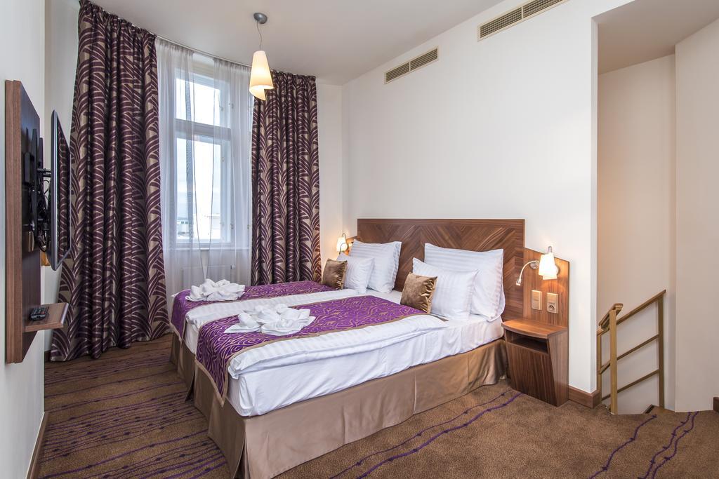 Merchants Crown Suites And Spa Прага Екстериор снимка A room at the hotel
