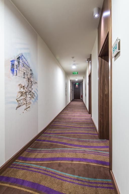 Merchants Crown Suites And Spa Прага Екстериор снимка A typical hotel corridor