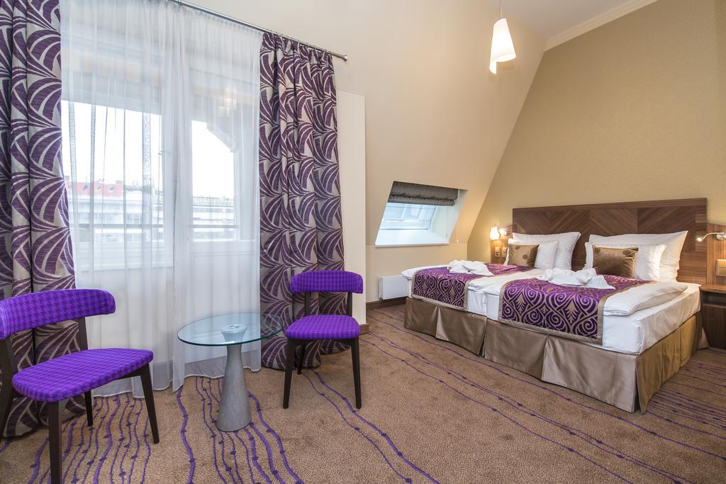 Merchants Crown Suites And Spa Прага Екстериор снимка