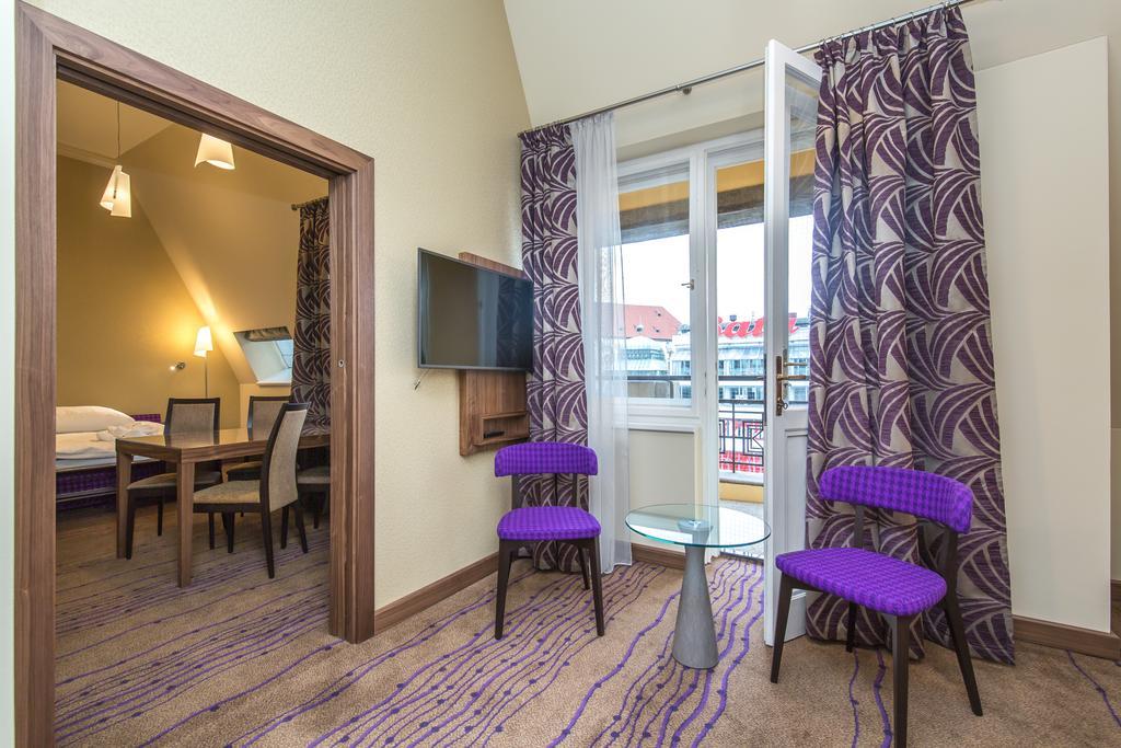 Merchants Crown Suites And Spa Прага Екстериор снимка Suite