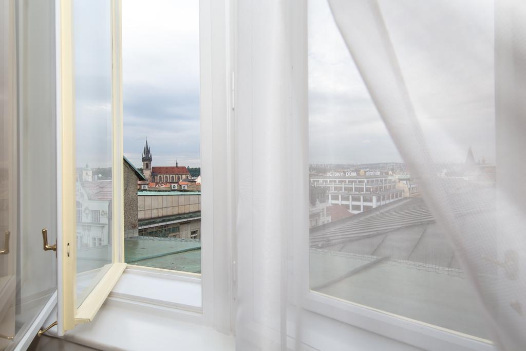 Merchants Crown Suites And Spa Прага Екстериор снимка Curtains