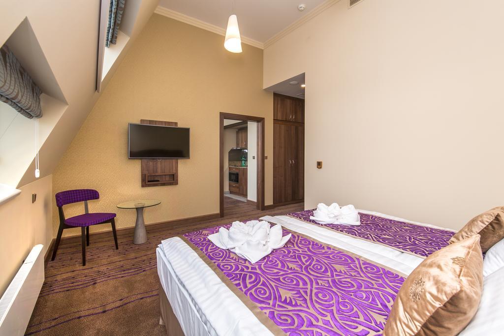 Merchants Crown Suites And Spa Прага Екстериор снимка A room at the Premier Inn in London