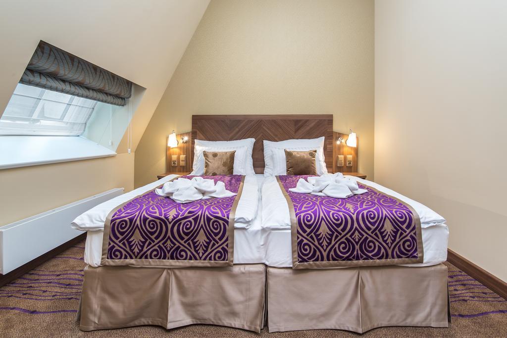 Merchants Crown Suites And Spa Прага Екстериор снимка A bed with a bed skirt
