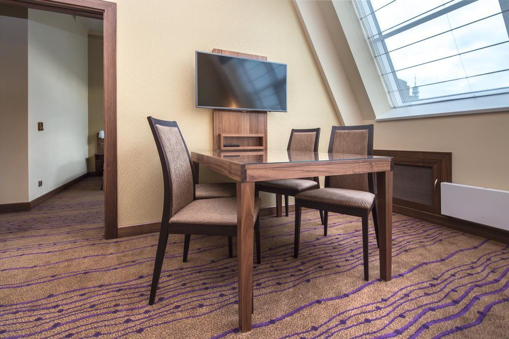 Merchants Crown Suites And Spa Прага Екстериор снимка A suite at the hotel