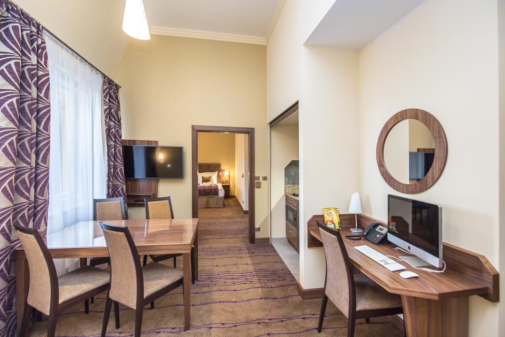 Merchants Crown Suites And Spa Прага Екстериор снимка Suite