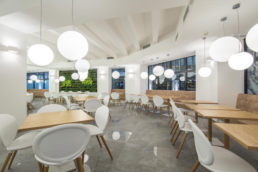 Merchants Crown Suites And Spa Прага Екстериор снимка Interior of the restaurant