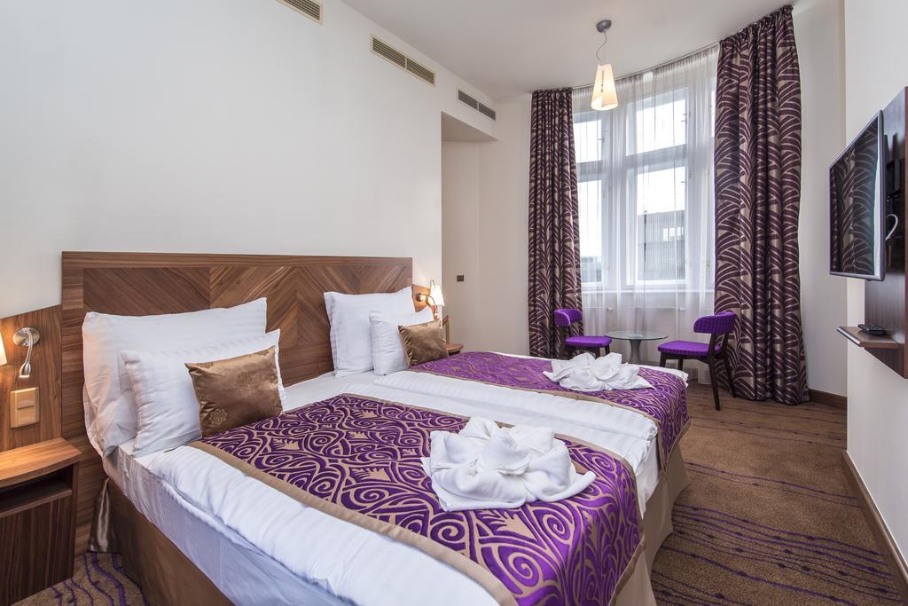 Merchants Crown Suites And Spa Прага Екстериор снимка