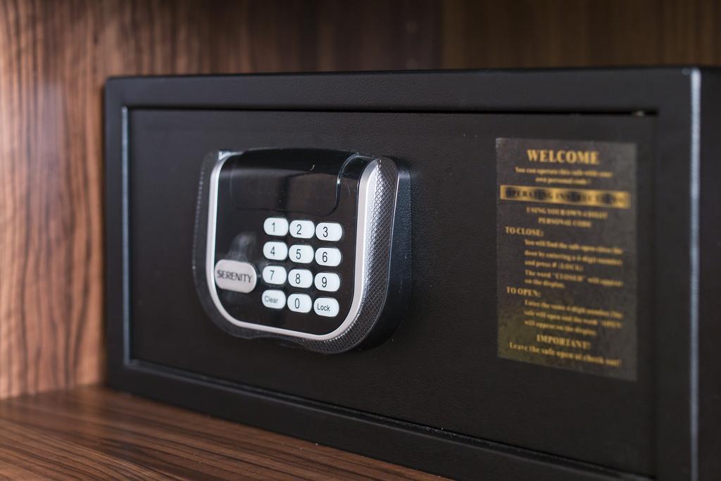 Merchants Crown Suites And Spa Прага Екстериор снимка A safe with a keypad