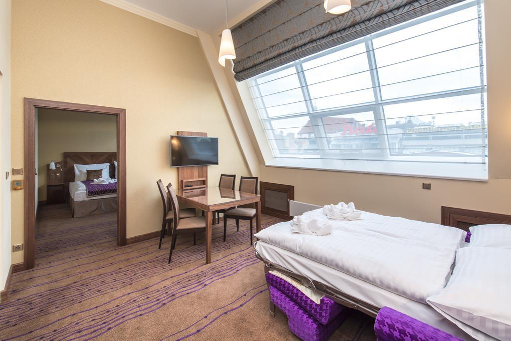 Merchants Crown Suites And Spa Прага Екстериор снимка A Premier Inn room