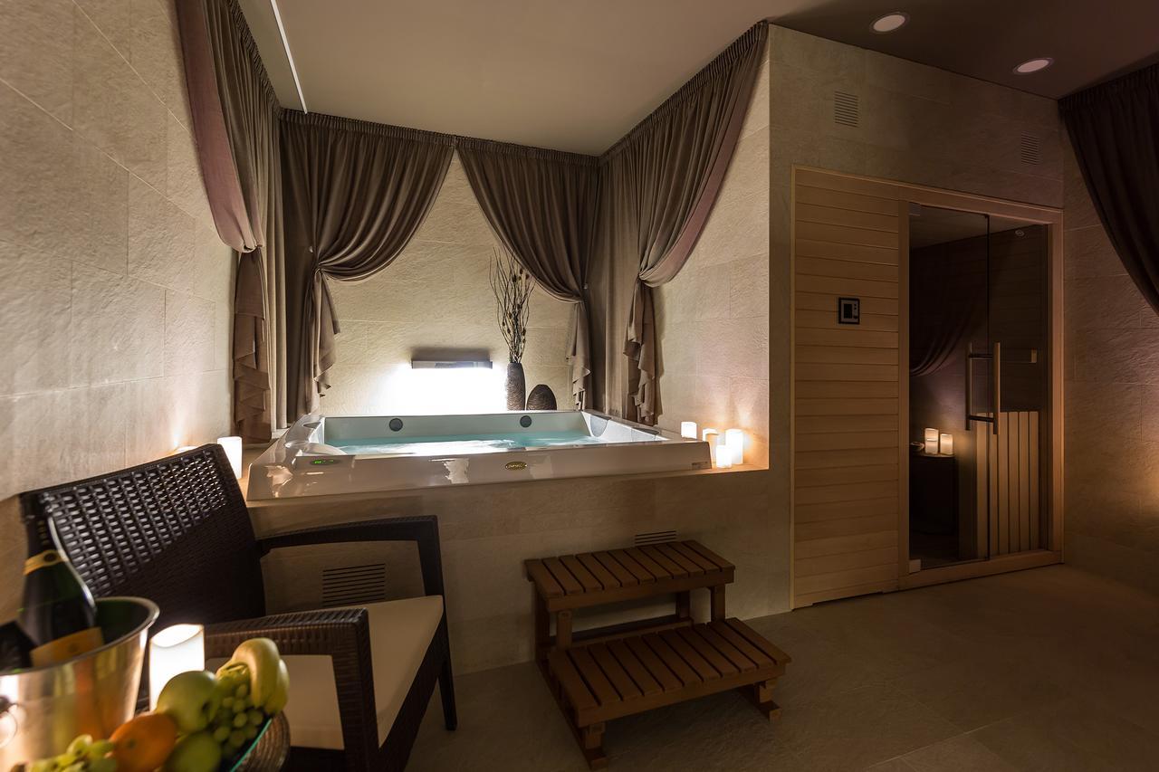 Merchants Crown Suites And Spa Прага Екстериор снимка A spa in a hotel