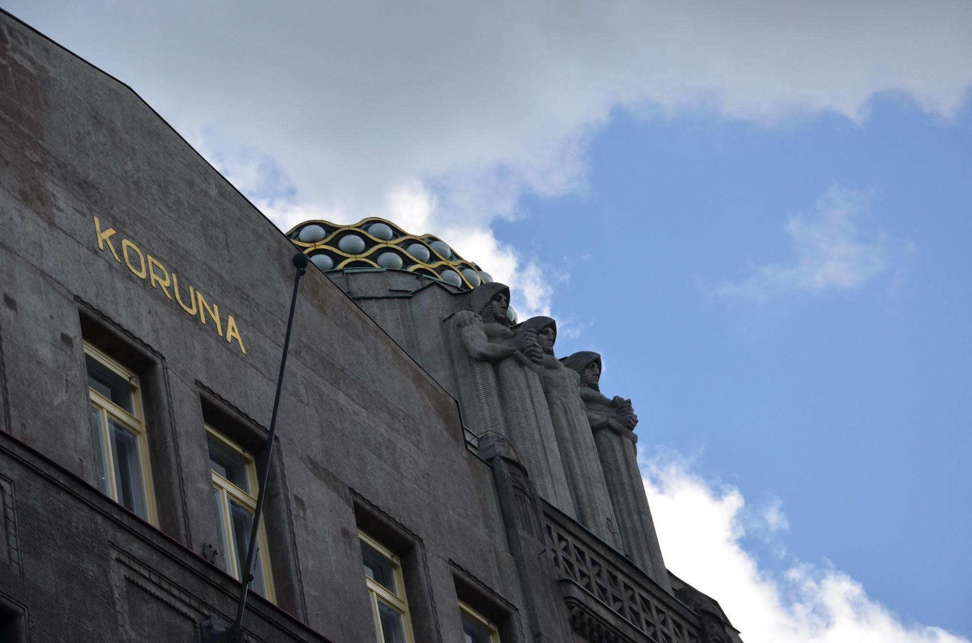 Merchants Crown Suites And Spa Прага Екстериор снимка Detail of the facade