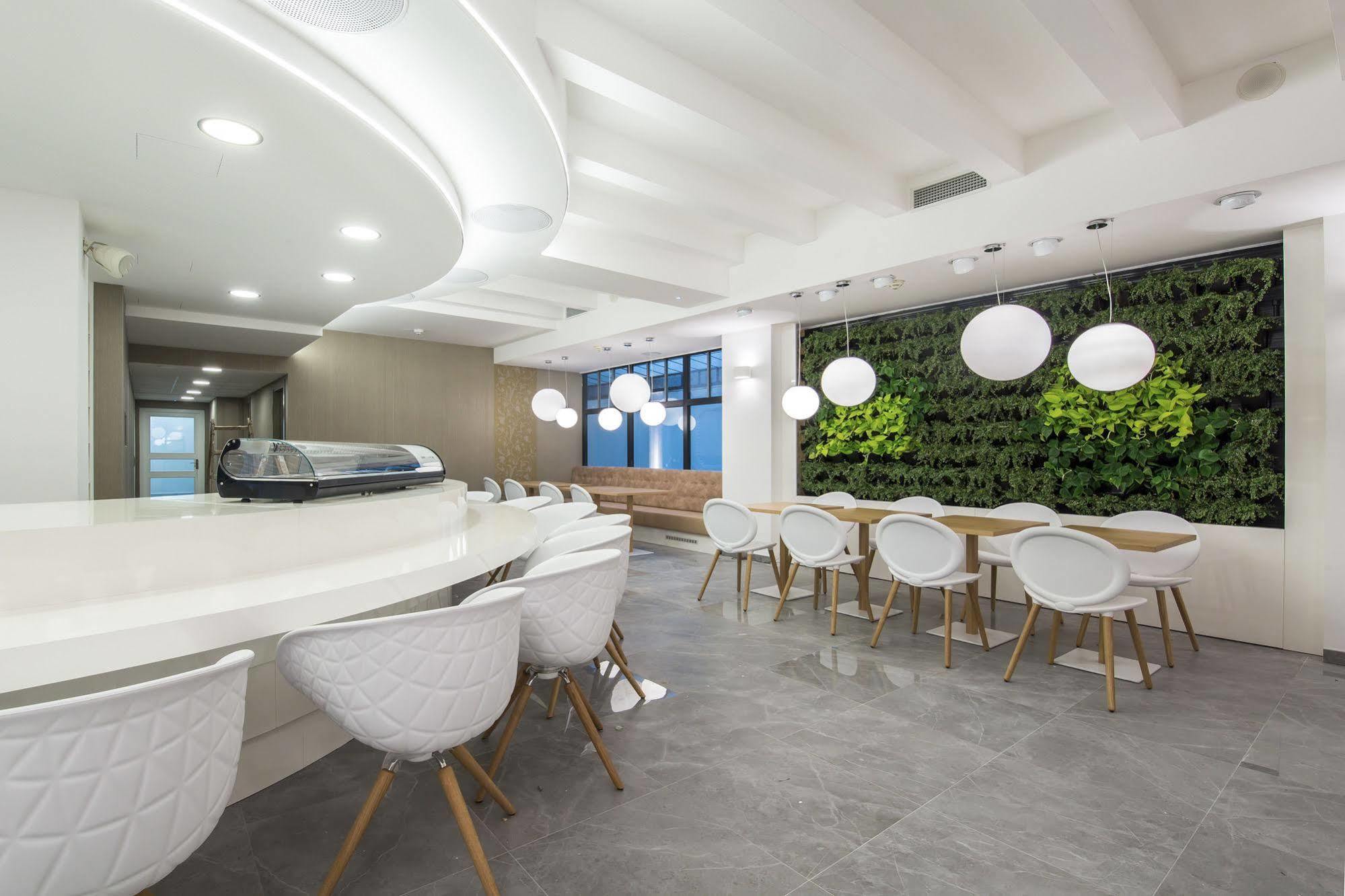 Merchants Crown Suites And Spa Прага Екстериор снимка The Green Wall at the 10th floor of the building