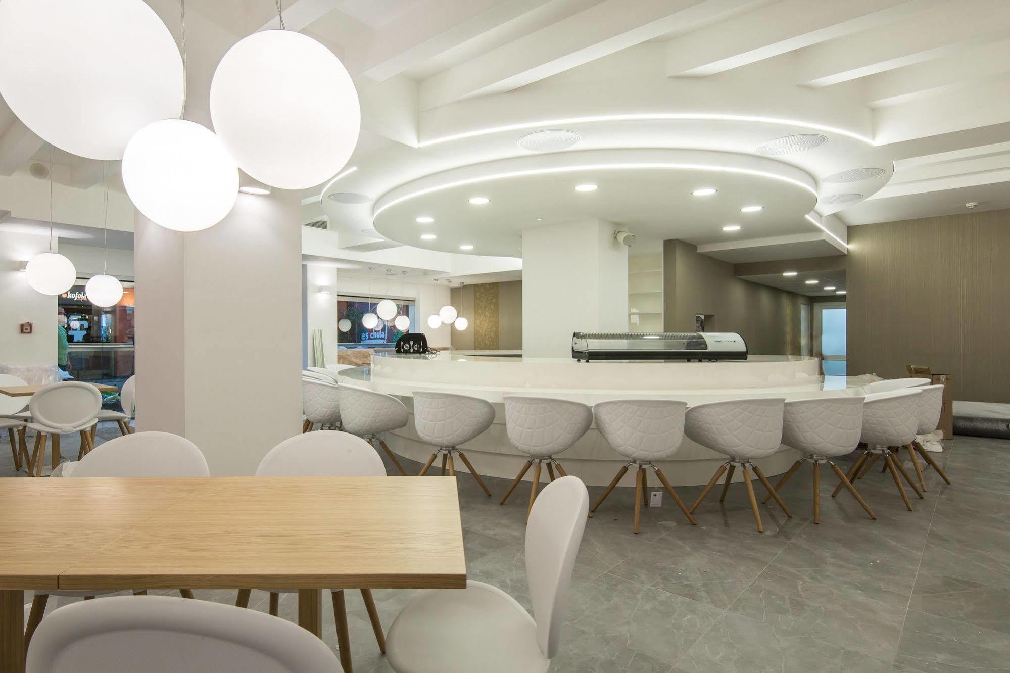 Merchants Crown Suites And Spa Прага Екстериор снимка The restaurant