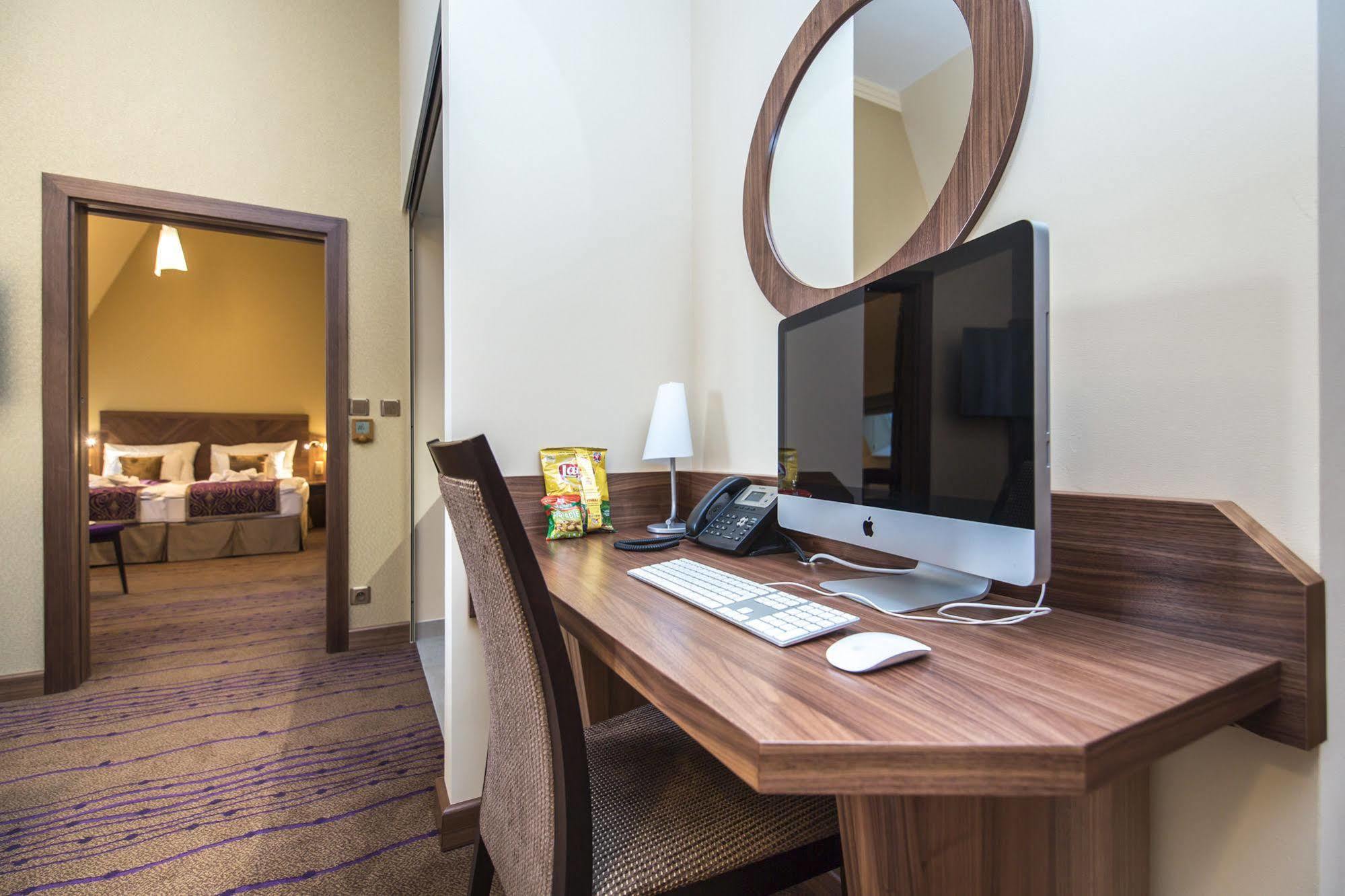 Merchants Crown Suites And Spa Прага Екстериор снимка A computer in a hotel room