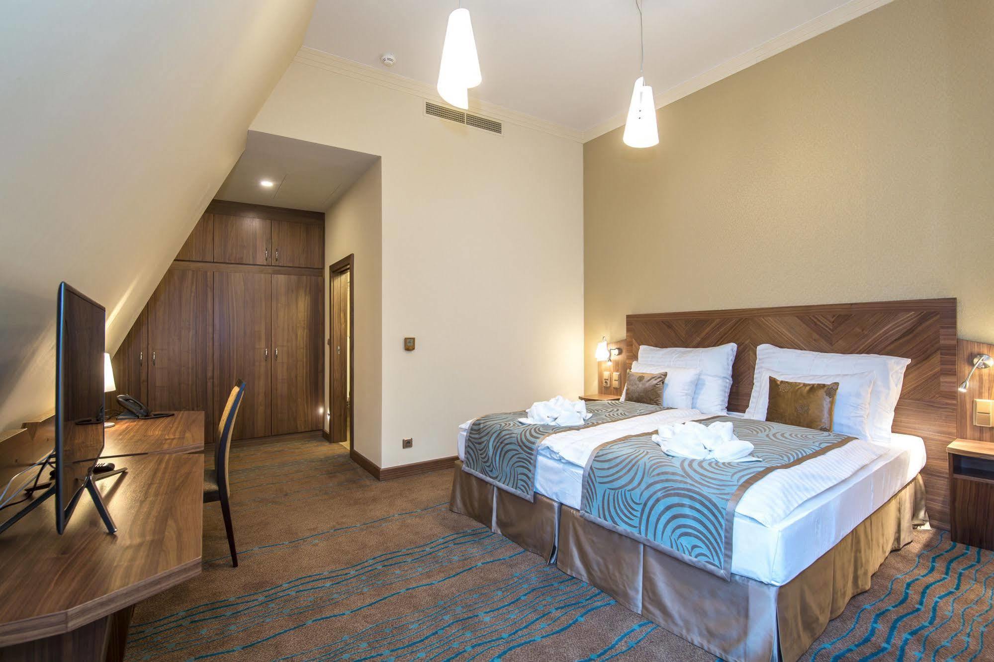 Merchants Crown Suites And Spa Прага Екстериор снимка A room at the hotel