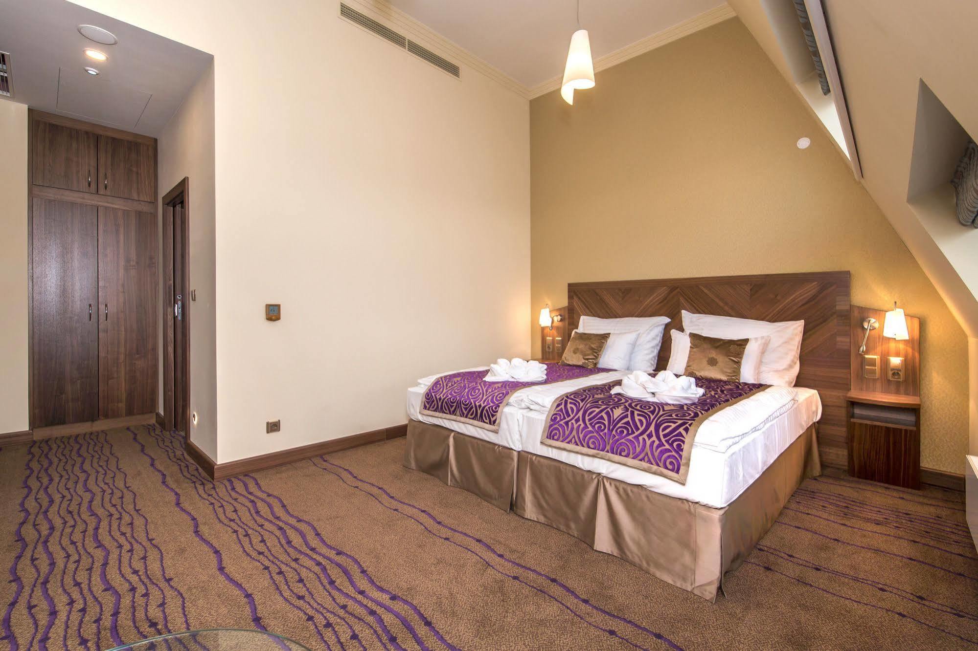 Merchants Crown Suites And Spa Прага Екстериор снимка Suite