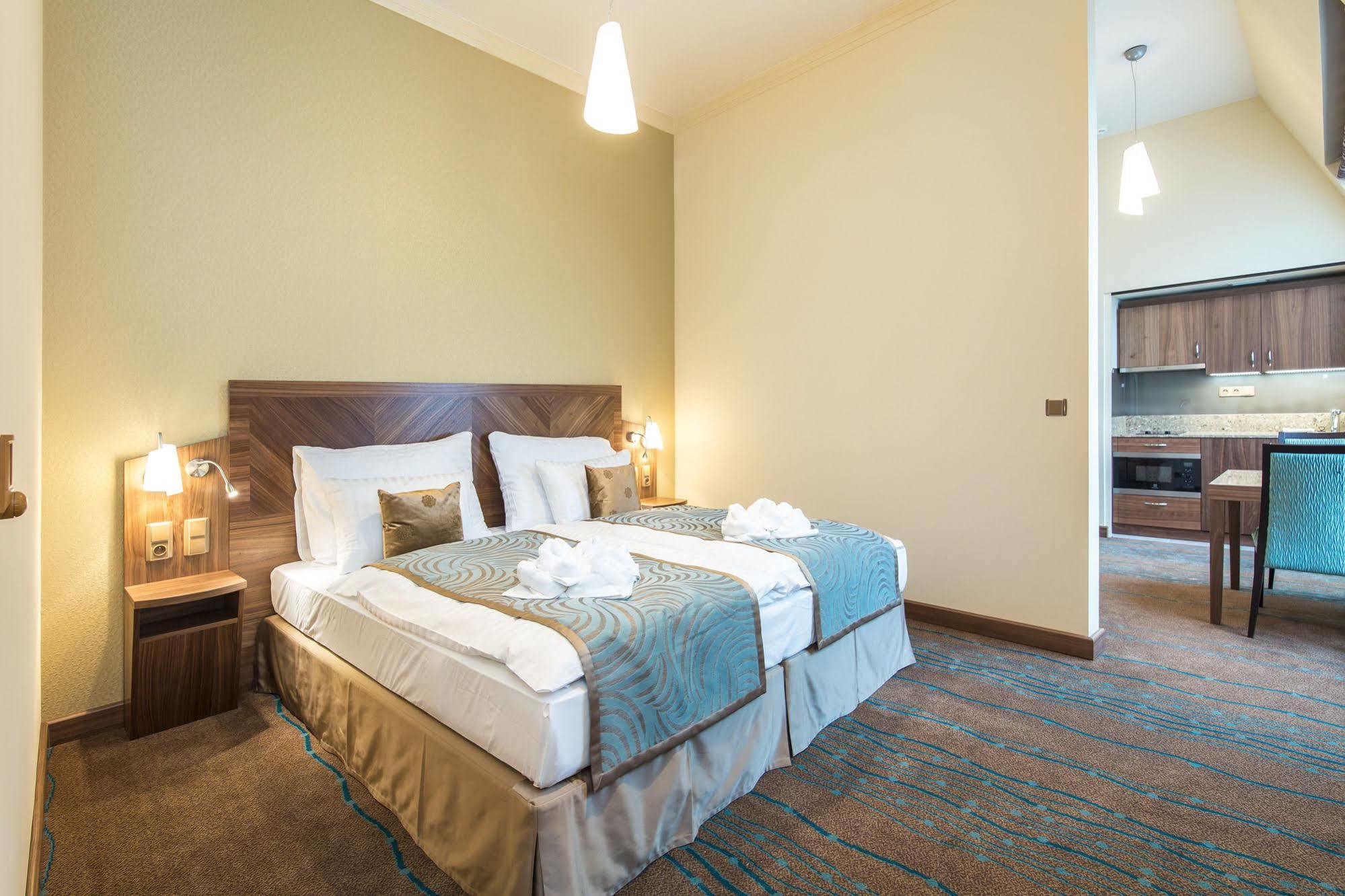 Merchants Crown Suites And Spa Прага Екстериор снимка A room at the hotel