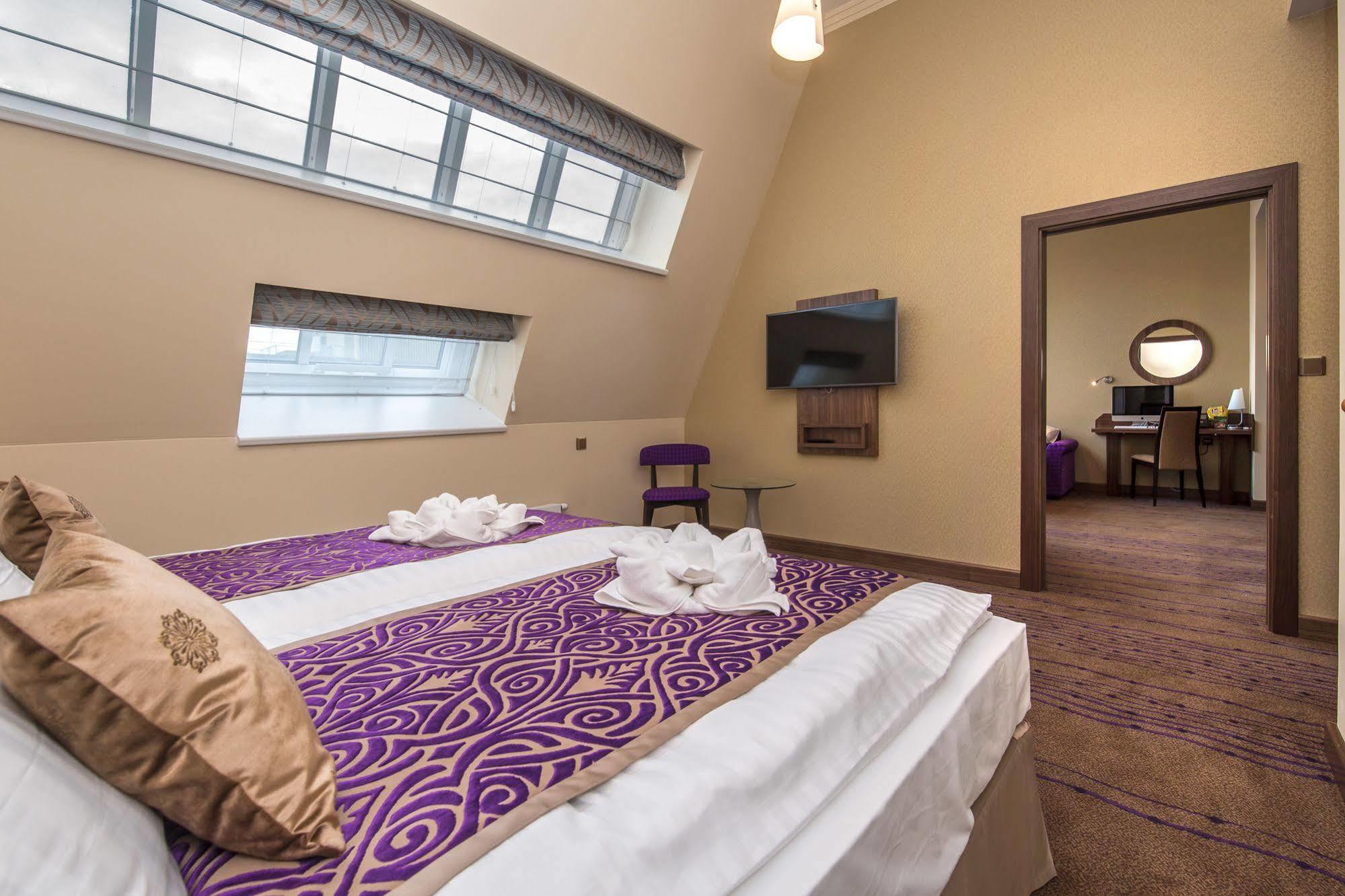 Merchants Crown Suites And Spa Прага Екстериор снимка A suite at the hotel