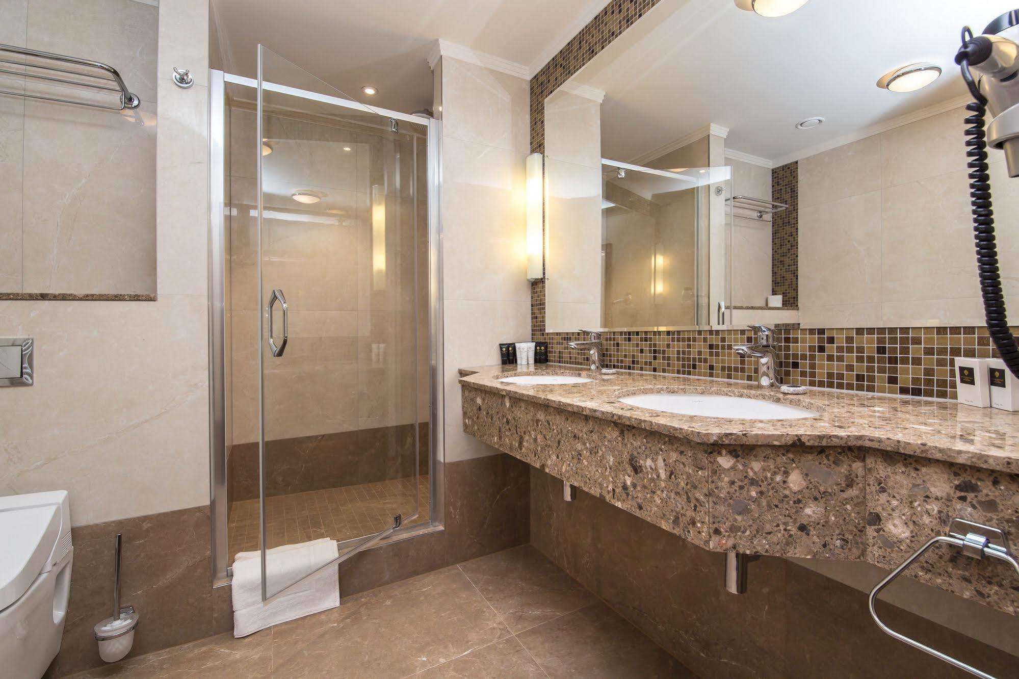 Merchants Crown Suites And Spa Прага Екстериор снимка A shower enclosure