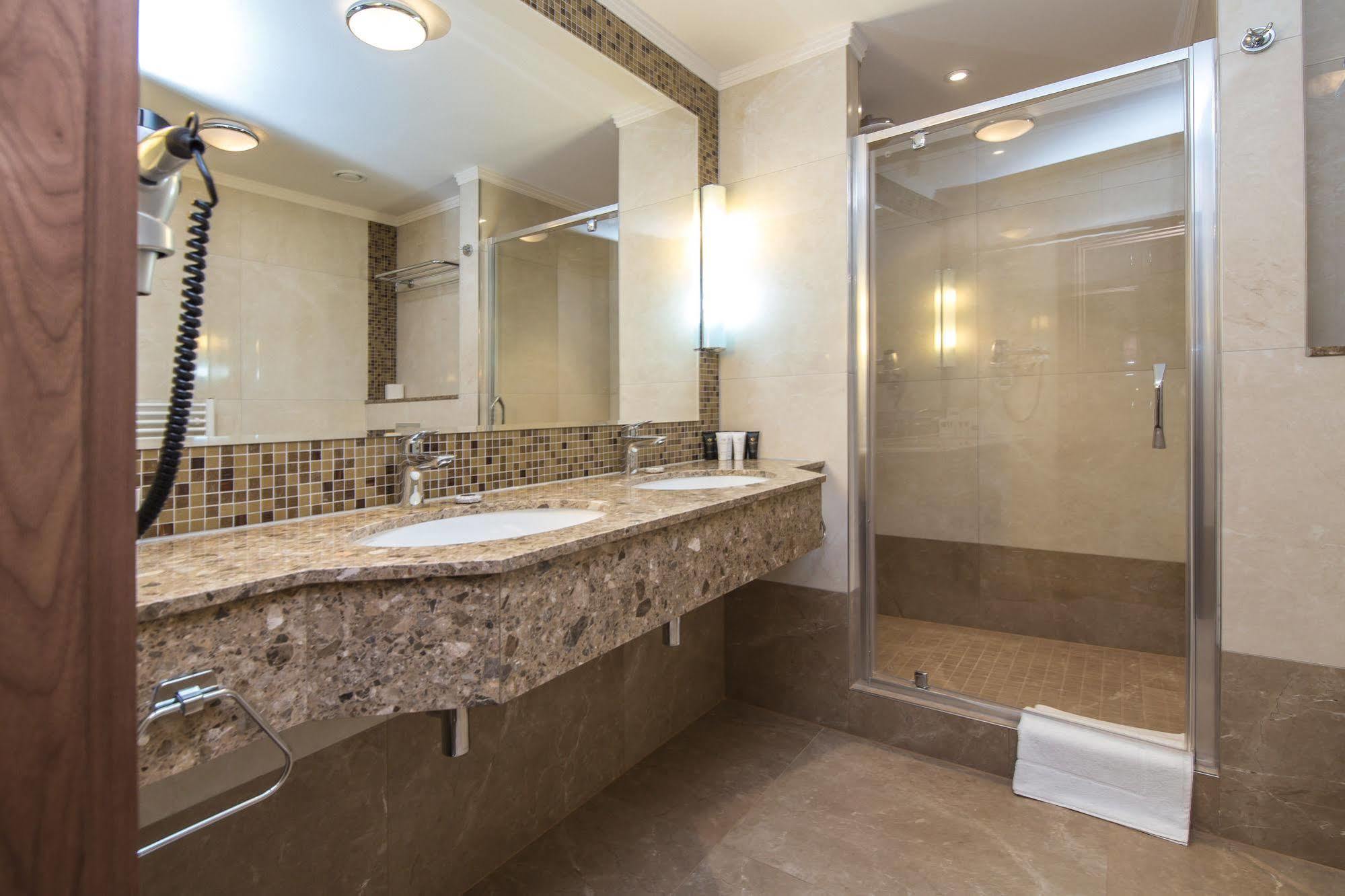 Merchants Crown Suites And Spa Прага Екстериор снимка A shower enclosure