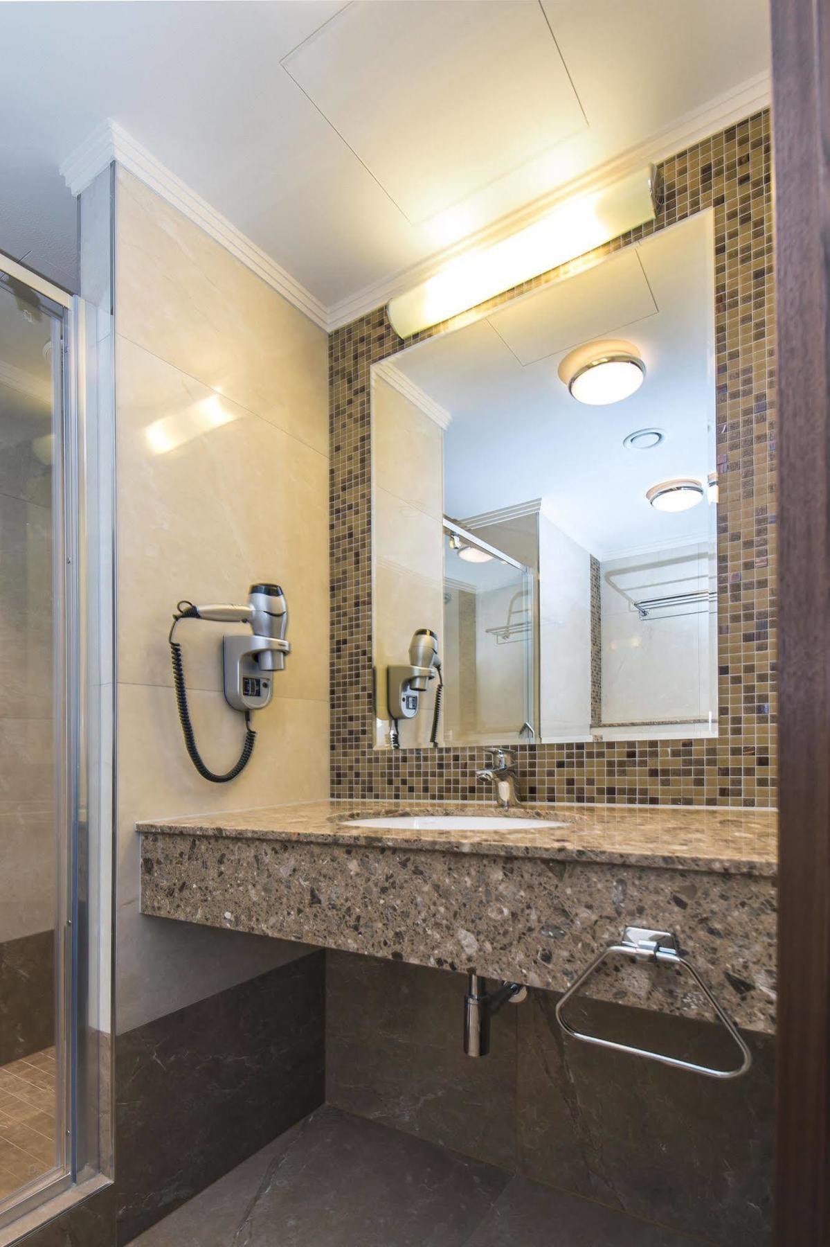 Merchants Crown Suites And Spa Прага Екстериор снимка Bathroom
