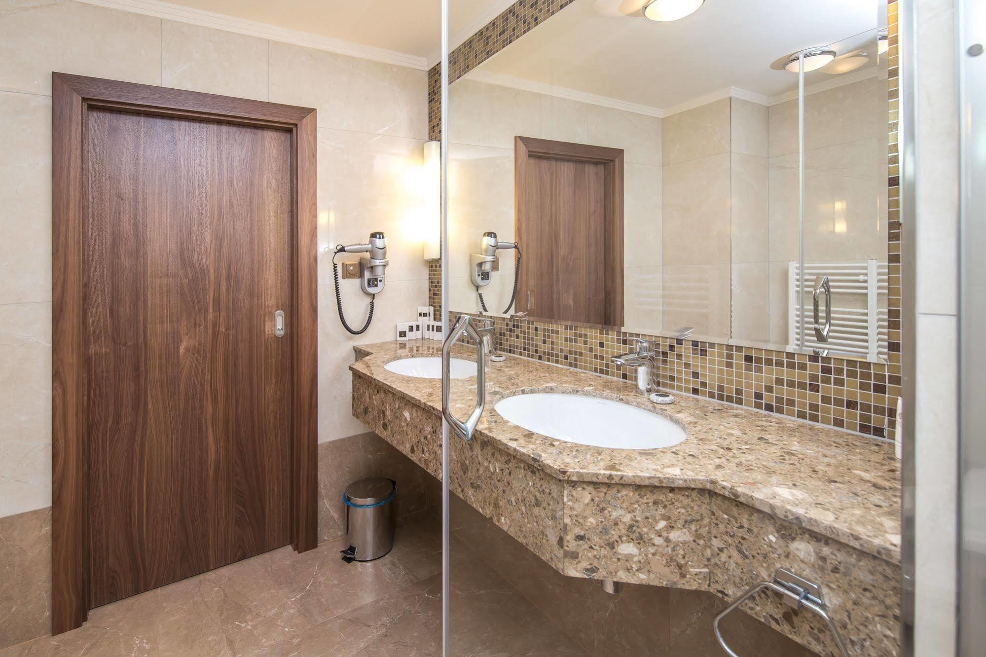 Merchants Crown Suites And Spa Прага Екстериор снимка Bathroom