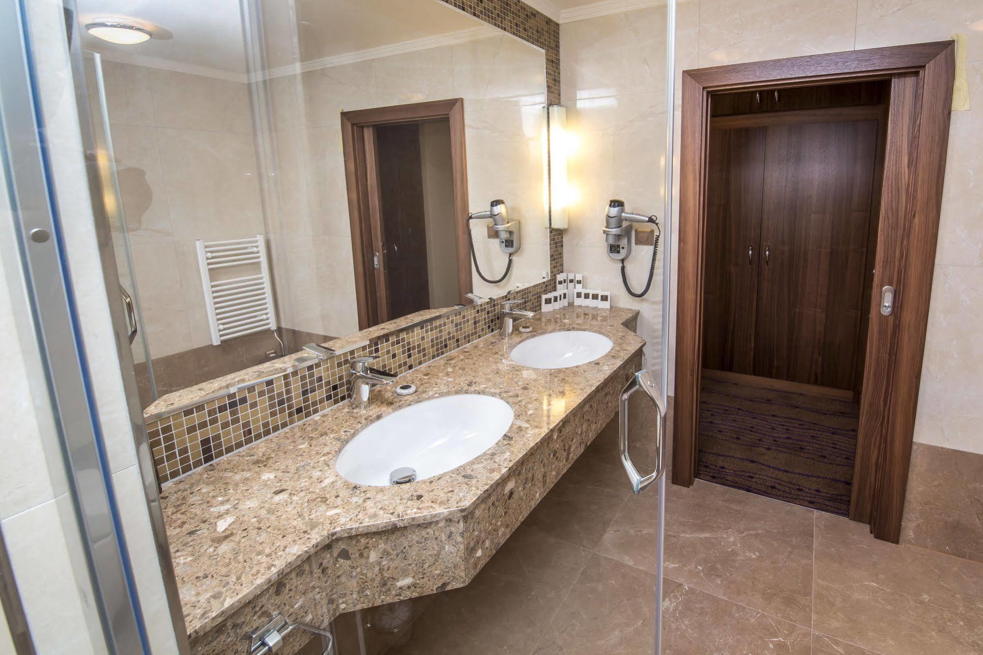 Merchants Crown Suites And Spa Прага Екстериор снимка Bathroom in a hotel