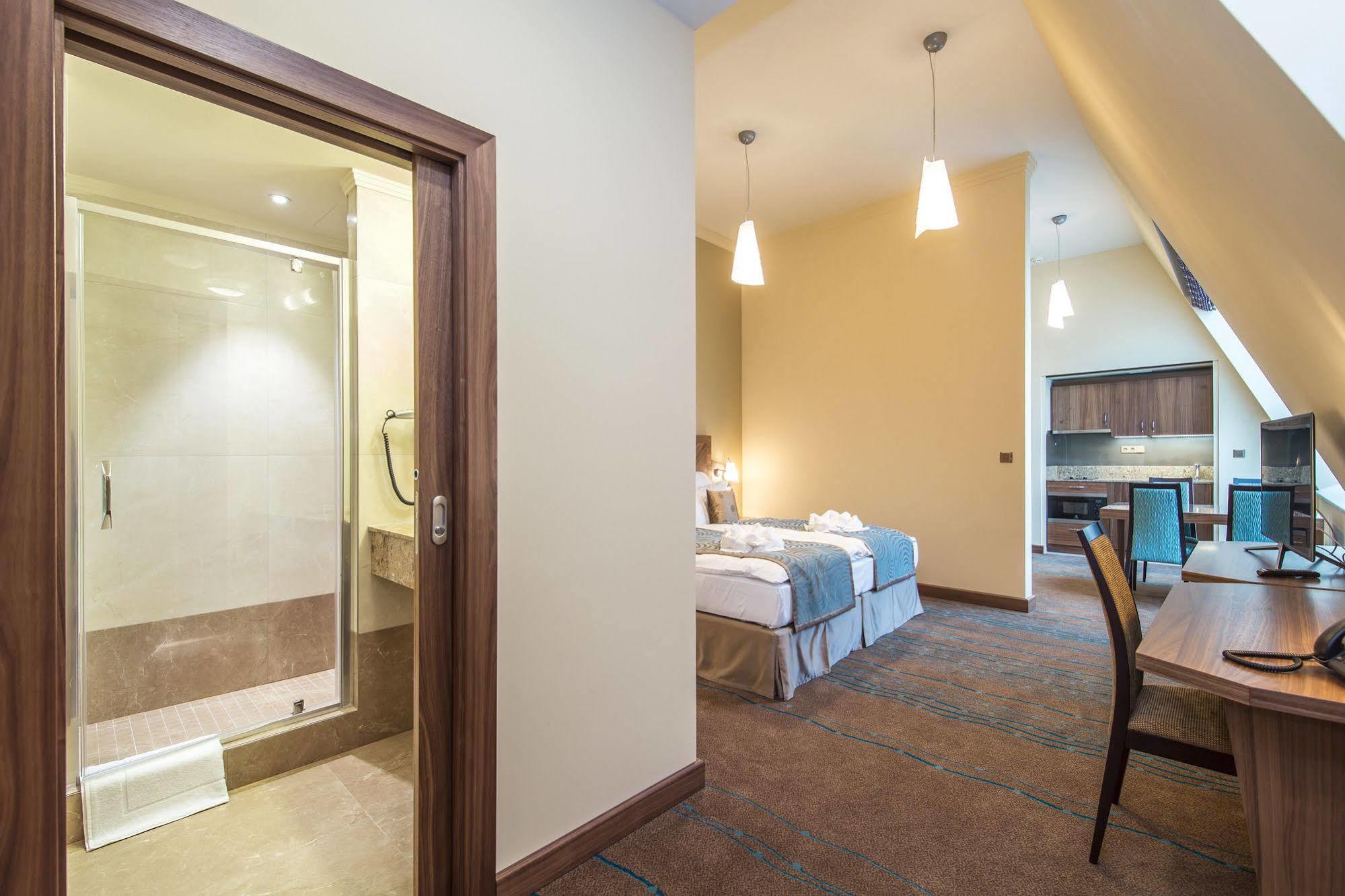 Merchants Crown Suites And Spa Прага Екстериор снимка A typical apartment