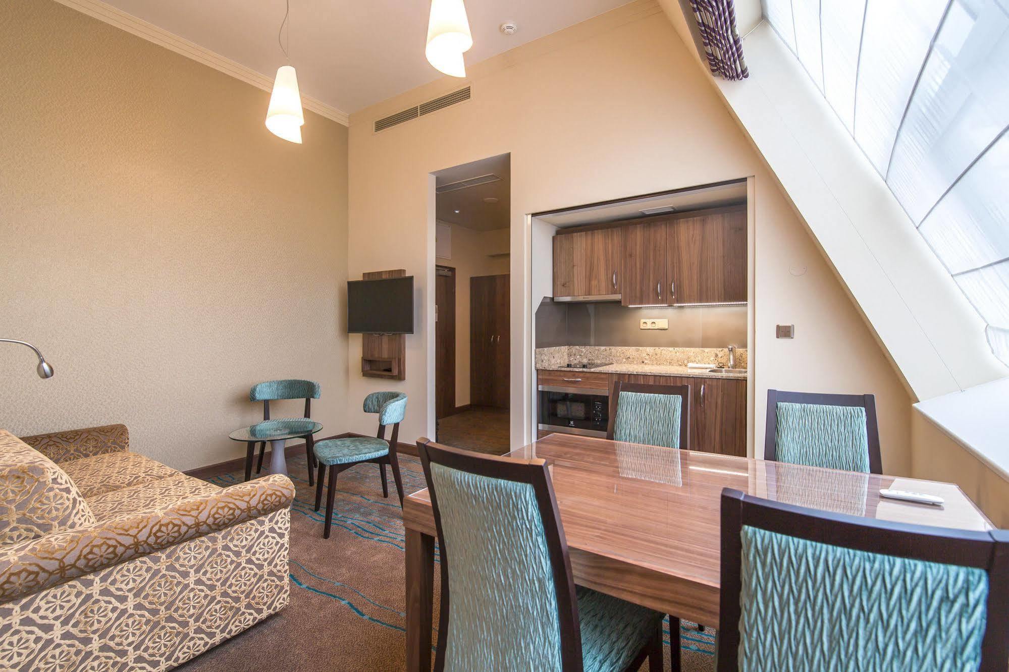 Merchants Crown Suites And Spa Прага Екстериор снимка A suite at the hotel