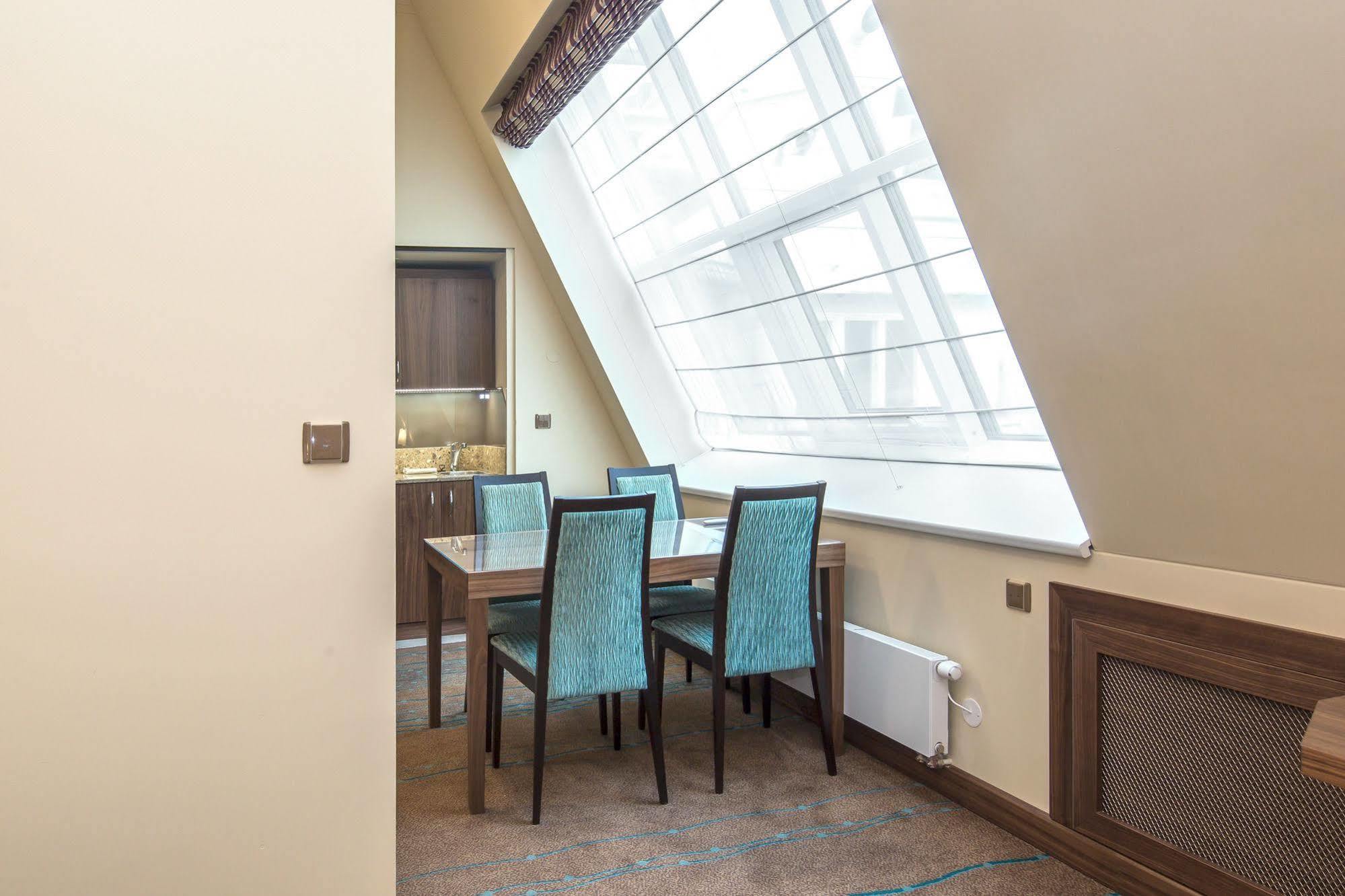Merchants Crown Suites And Spa Прага Екстериор снимка A Roman blind in a hotel room