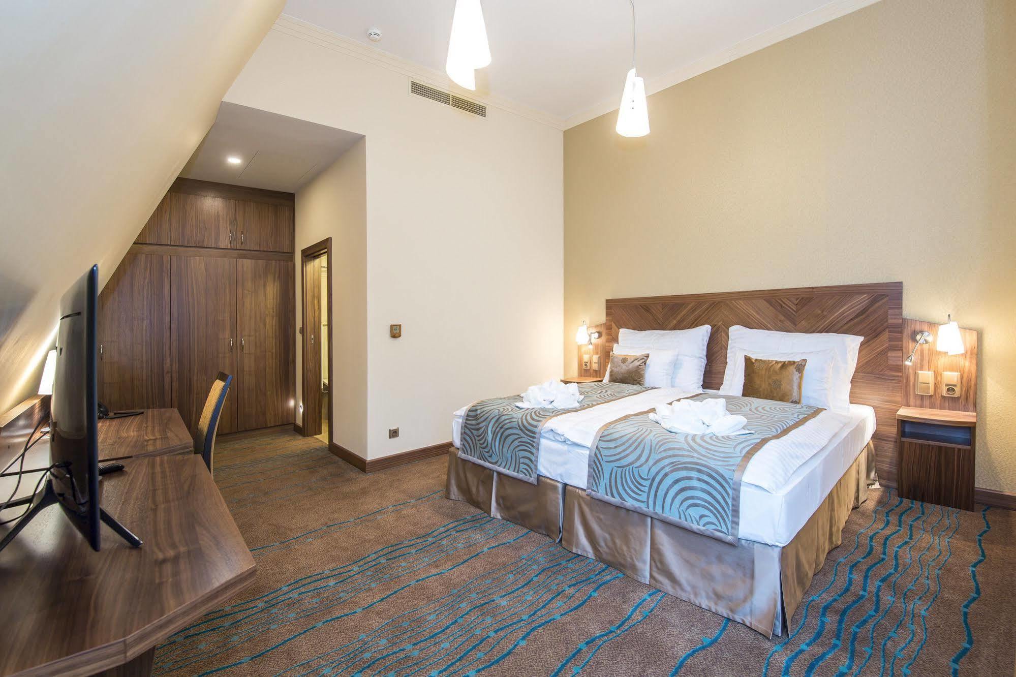 Merchants Crown Suites And Spa Прага Екстериор снимка A room at the hotel