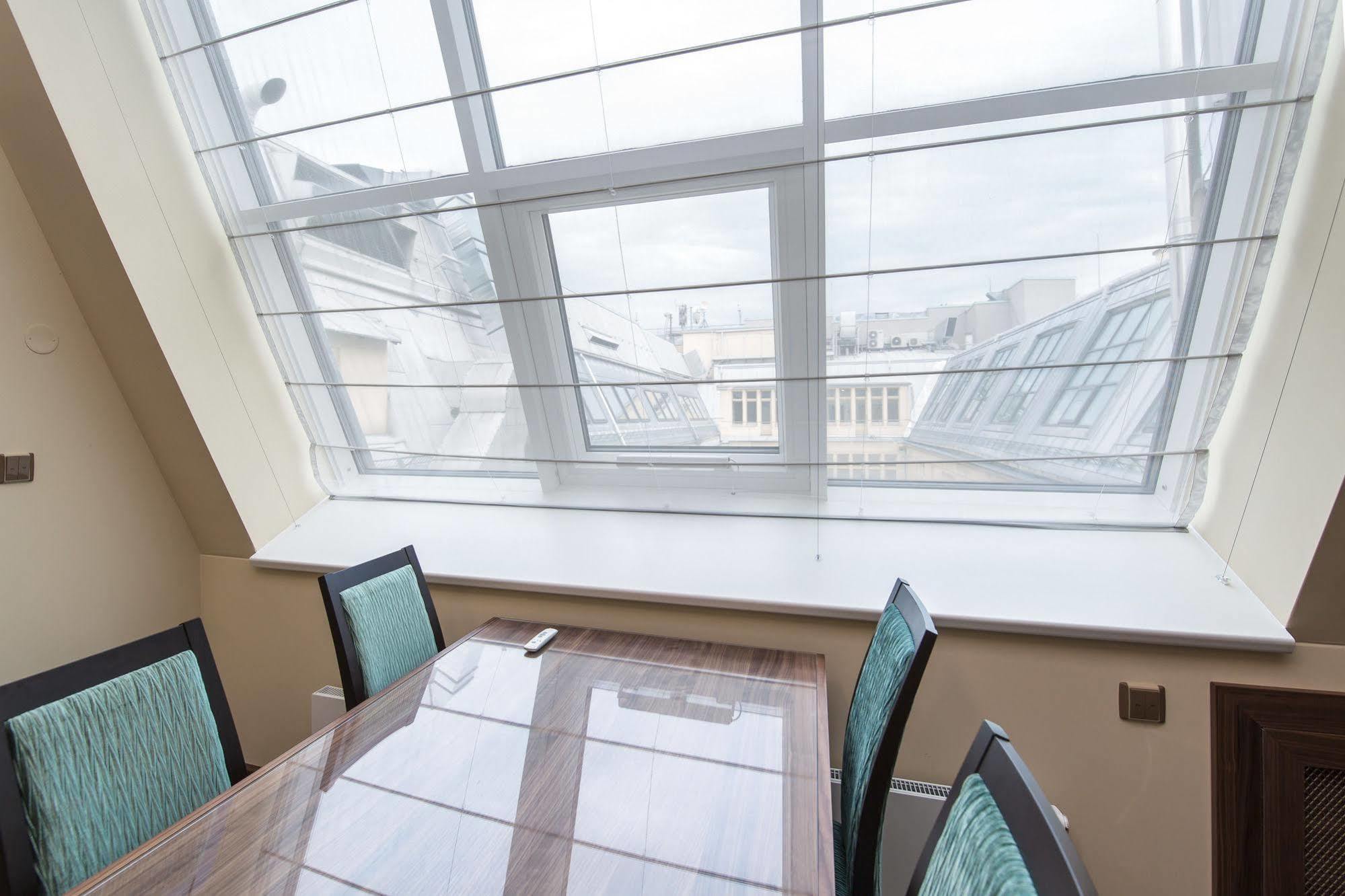 Merchants Crown Suites And Spa Прага Екстериор снимка Roman blinds