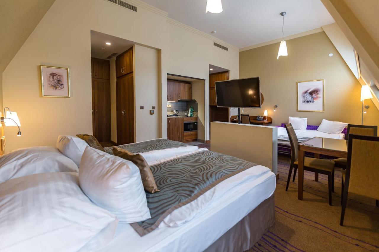 Merchants Crown Suites And Spa Прага Екстериор снимка A typical studio apartment