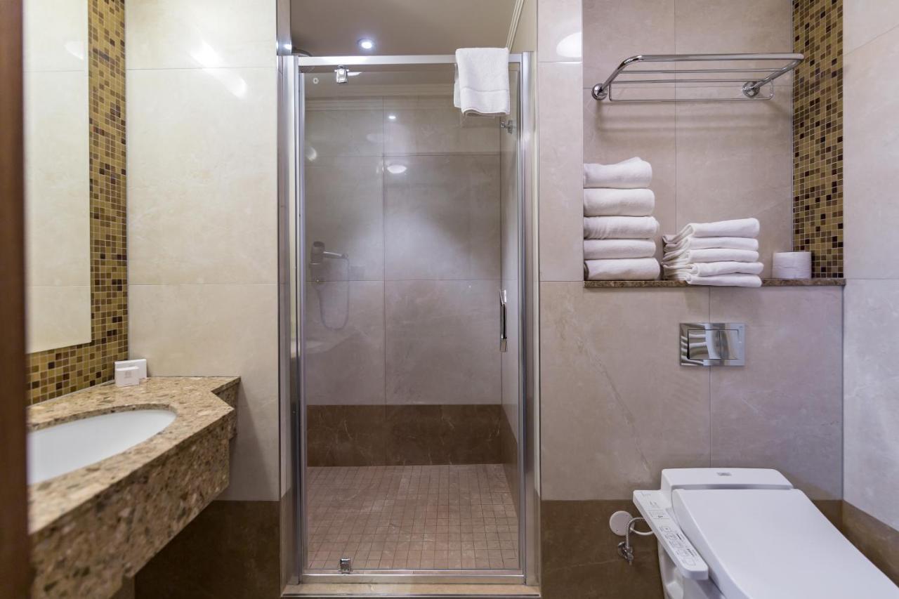 Merchants Crown Suites And Spa Прага Екстериор снимка A shower enclosure