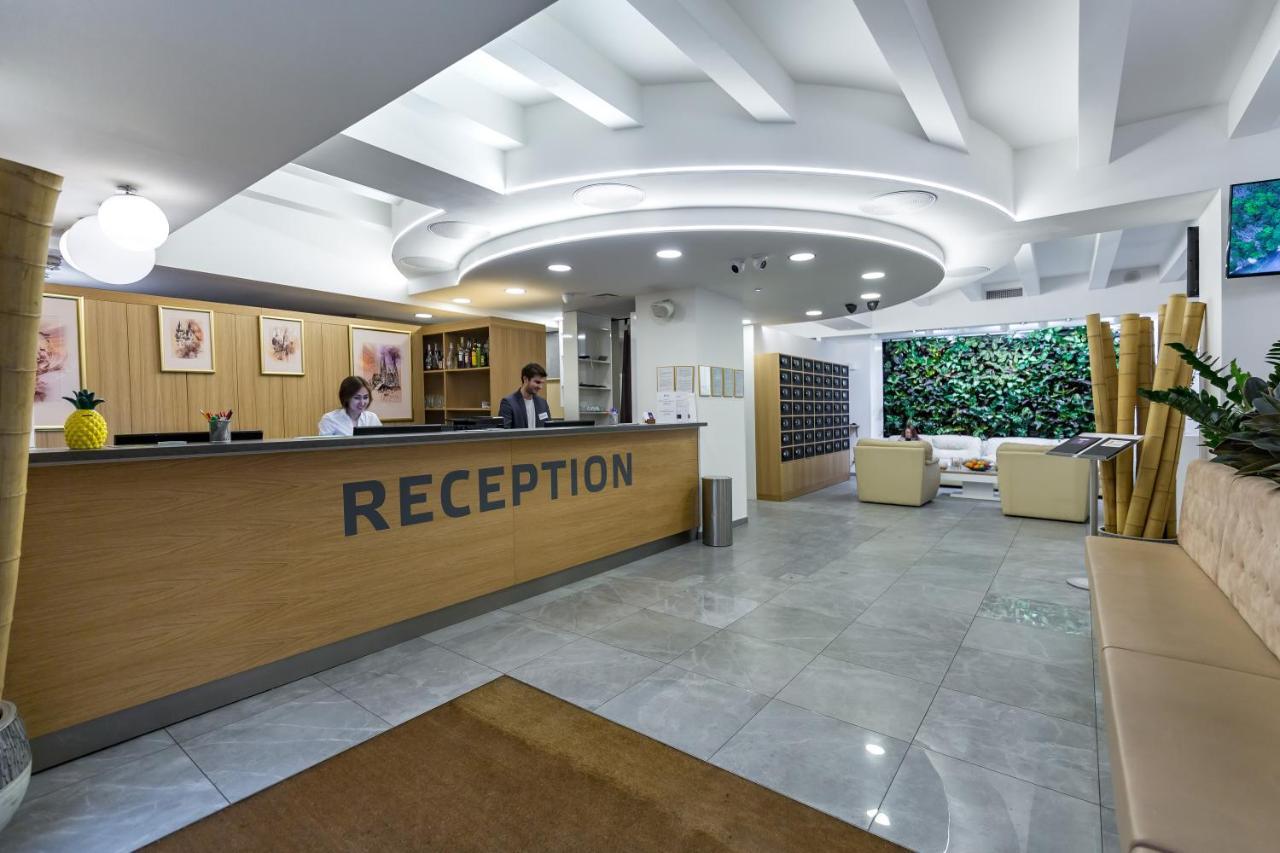 Merchants Crown Suites And Spa Прага Екстериор снимка Reception
