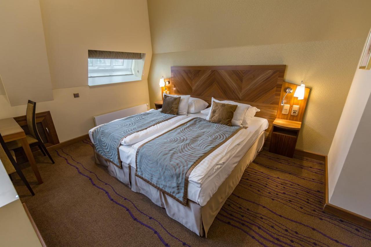 Merchants Crown Suites And Spa Прага Екстериор снимка A bedroom at the hotel