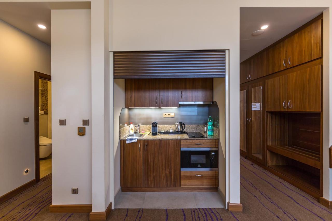 Merchants Crown Suites And Spa Прага Екстериор снимка A kitchenette in a hotel room