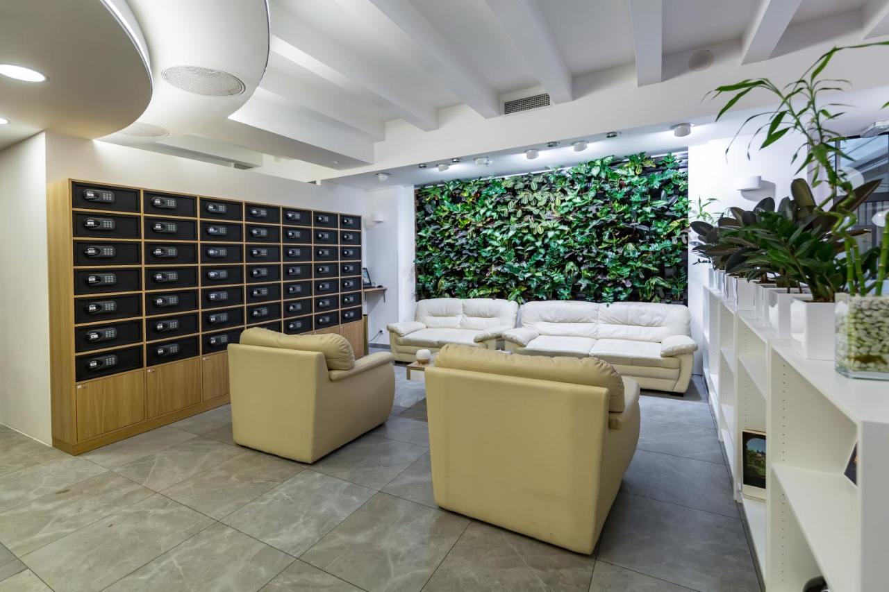 Merchants Crown Suites And Spa Прага Екстериор снимка Green wall in a modern office