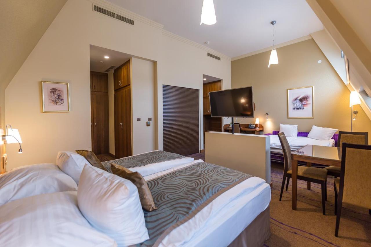 Merchants Crown Suites And Spa Прага Екстериор снимка Suite