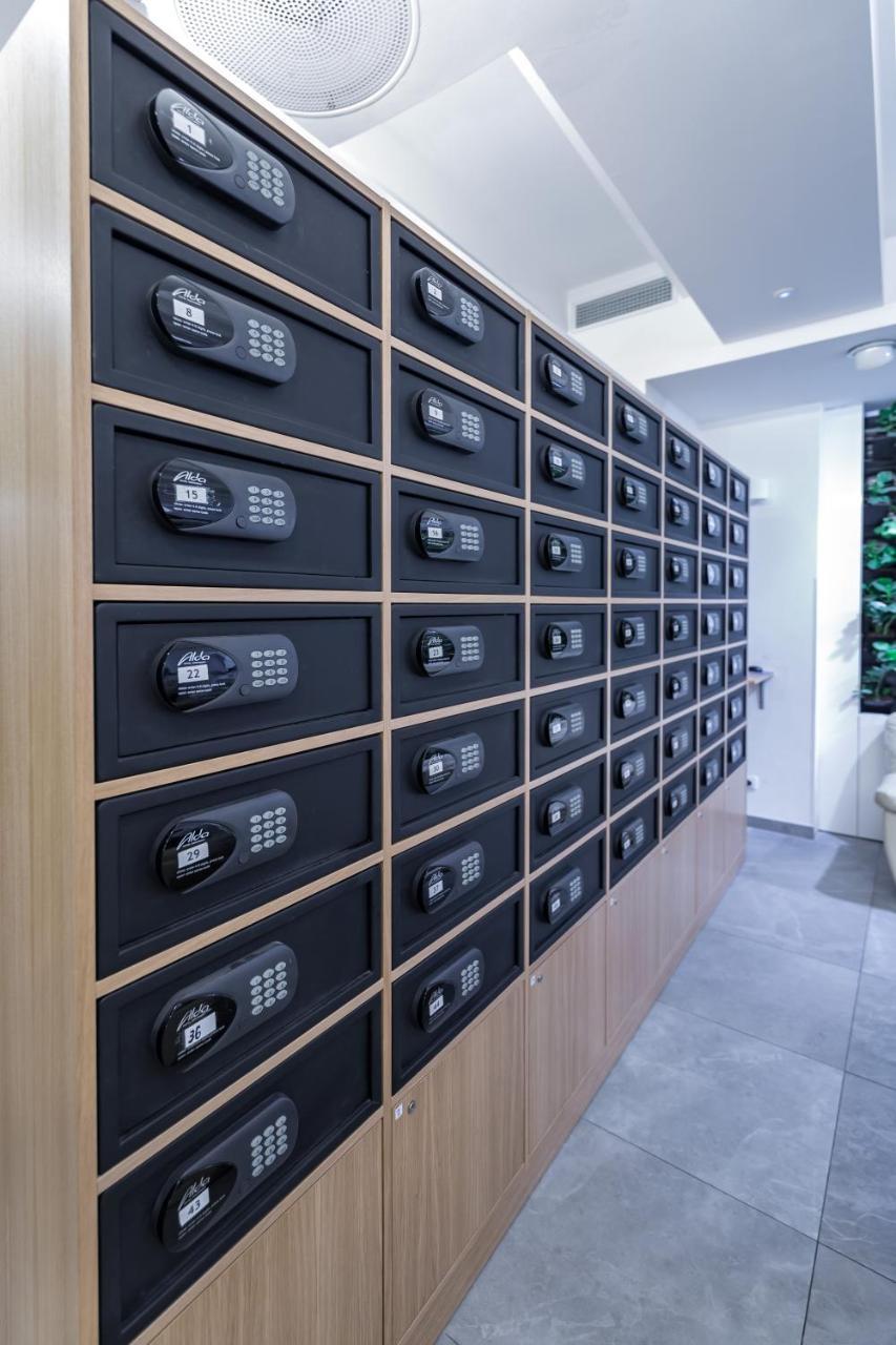 Merchants Crown Suites And Spa Прага Екстериор снимка Private safes at a bank